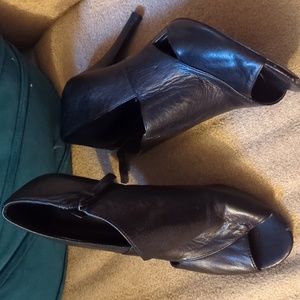 Nine West peeptoe shooties